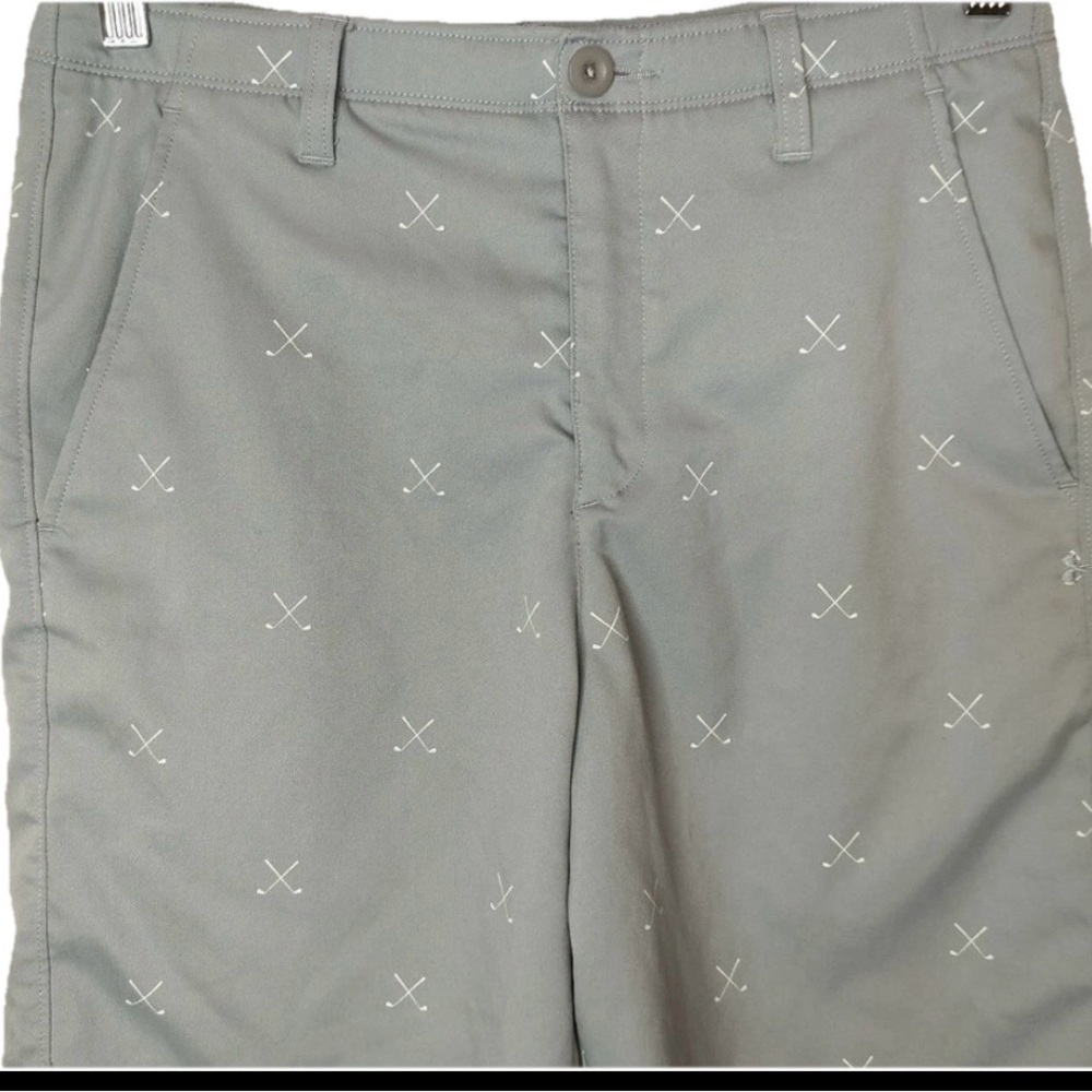 Under Armour Boys Size 18 Golf Shorts Gray crossed Clubs
HeatGear Loose Fit
